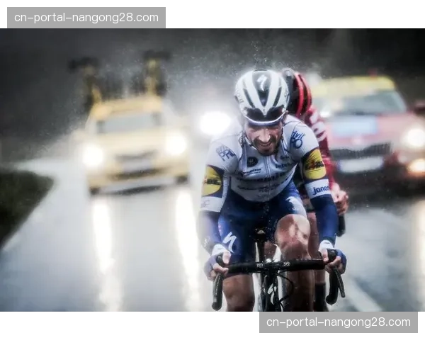 巴黎-尼斯赛现场，车迷为本土车手阿拉菲利普齐唱《马赛曲》