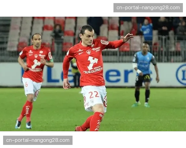 快讯：布雷斯特vs蒙彼利埃因场外投掷烟雾弹中断15分钟