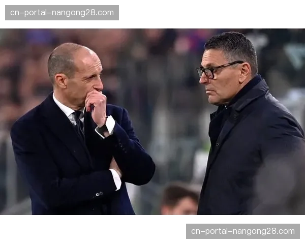 特写：在训练场边，尤文主帅阿莱格里单独指导年轻中场