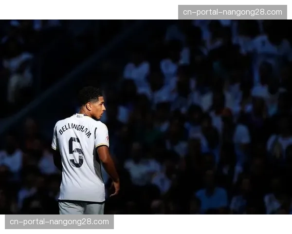 特写:贝林厄姆冲刺60米回防完成关键铲断,伯纳乌掌声雷动 特写:贝林厄姆冲刺60米回防完成关键铲断,伯纳乌掌声雷动